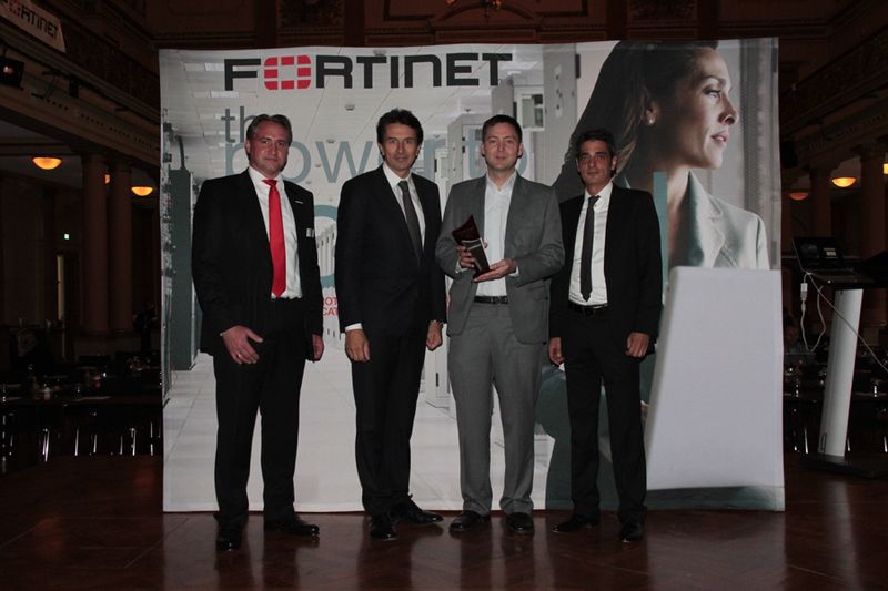 Verleihung 'Partner with best performance 2012' (v.l.) Christian Vogt, Patrice Perche (beide Fortinet), Mario Emig (Controlware) und Emilio Roman (Fortinet) (Archiv: Vogel Business Media)