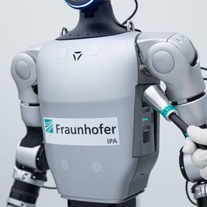 Mit einem Messrohr wird die Partikelemission in einer Reinraumumgebung ermittelt.(Bild:  Fraunhofer IPA/Rainer Bez)