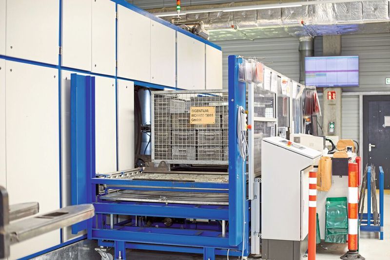 Nach dem Entfettungsprozess werden die frisch gereinigten Teile in der Halle weiterverpackt.  (Bild: Richard Geiss)