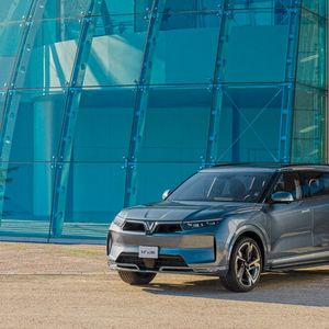 Der Vinfast e36 ist das größere der beiden vorgestellten SUV.(Bild:  Vinfast)