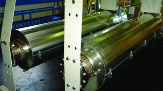 Bei der Kabelproduktion werden lange Heizrohre benötigt, um das Vernetzen des XPLE zu ermöglichen. In einer Anlage für den Oman befinden sich 18 Heizelemente am Umfang der sechs Meter langen Röhren. Für die Heizstrecke von 66 m werden davon elf hintereinander montiert. (Archiv: Vogel Business Media)