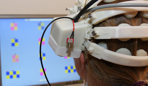 Der EEG-Helm aus dem 3D-Drucker misst die Gehirnsignale präzise. (EMG/TU Braunschweig)