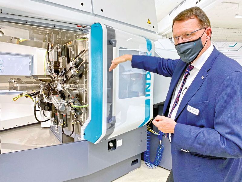 Ein ganz besonderes Feature des Mehrspindeldrehautomaten MS24-6 ist ein Schnellspannsystem mit integrierter W-Verzahnung auf dem Querschlitten. Der Bediener ist damit bis zu 50 Prozent schneller als beim herkömmlichen Halterwechsel. (Anne Richter)