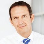 Titel, Name: Hans van Bylen Geburtsjahr, -ort: 1961 in Berchem, Belgien Funktion: Mitglied des Vorstands Firma: Henkel AG & Co. KGaA      Ausbildung:Universität Antwerpen / Belgien, MBA - UFSIA Universität Antwerpen / Belgien, Diplom Betriebswirtschaft RUCA         Berufliche Laufbahn:        1984-1987 Key Account / Produktmanager Wasch- / Reinigungsmittel Henkel Belgien      1987-1991 Marketing Manager, Wasch- / Reinigungsmittel, Henkel Benelux       1991-1992 Marketing Direktor, Kosmetik, Henkel Benelux      1992-1995 Internationaler Marketing Direktor, Strategische Geschäftseinheit Körperpflege Henkel Düsseldorf       1995-2000 Corporate Vice President General Manager, Kosmetik, Henkel Benelux Internationaler Direktor, Strategischer Vertrieb, Henkel Düsseldorf      2000-2001 Corporate Vice President General Manager Kosmetik Frankreich & Benelux Henkel Frankreich      2001-2002 Corporate Senior Vice President Strategische Geschäftseinheit Gesichtspflege / Mundhygiene / Duft, Welt  Regionalsteuerung West- und Südeuropa, Mittlerer Osten / Afrika Henkel Düsseldorf     2002-2005 Corporate Senior Vice President Strategische Geschäftseinheit Haar, Welt Regionalsteuerung Americas / APAC Marktforschung Henkel Düsseldorf      Seit Juli 2005 Mitglied des Vorstands, zuständig für den Unternehmensbereich Beauty Care   (Bild: Henkel)