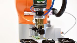 Das Platzieren von Leiterplatten benötigt „Fingerspitzengefühl“, um die Lötstifte nicht zu verbiegen. Jetzt lassen sich auch solche Aufgaben wirtschaftlich automatisieren. (Bild: Stefanie Michel)