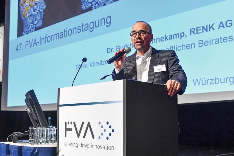 „Als weltweit beispielhaftes Forschungs- und Innovationsnetzwerk für die Antriebstechnik ist es die Kernaufgabe der FVA, Anforderungen für die Zukunft heute schon zu erkennen und ihnen durch passende Forschungsthemen zu begegnen – zum Nutzen aller Mitglieder. Der rasante Wandel macht eine gezielte Forschungsstrategie wichtiger denn je“, sagt Dr. Burkhard Pinnekamp, Leiter Zentrale Technik, Renk AG und stellvertretender Vorsitzender des Wissenschaftlichen Beirats der FVA am Rande der Informationstagung.  (J.Mai/FVA)
