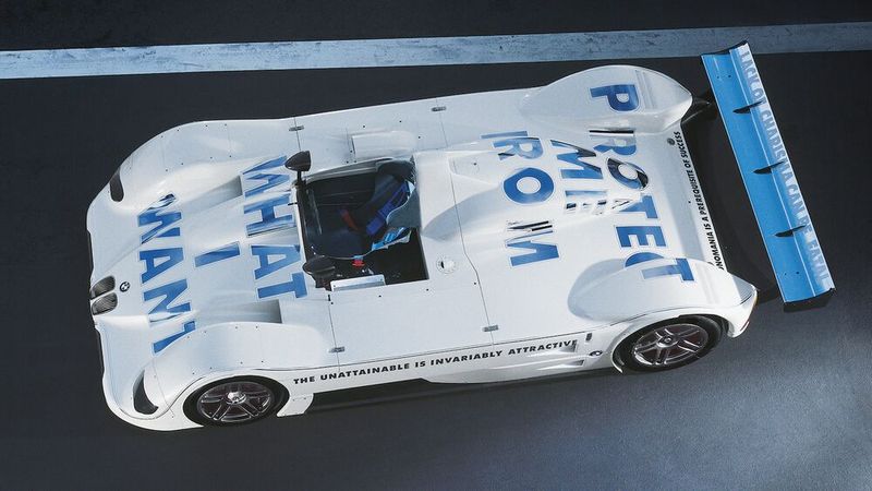 Fast Art – mit diesem Schlagwort könnte man das Opus von Jenny Holzer auf den ersten Blick zusammenfassen. Zumindest was das Ausgangsobjekt betrifft, einen BMW V12 LMR für das 24-Stunden-Rennen in Le Mans. Die Künstlerin selbst ist vor allem für kritische Worte bekannt, für Aussagen, die zum Nachdenken anregen sollen, die nachhallen, polarisieren. In dieser ihr eigenen Art ließ sie Sätze mit reflektierenden Chrombuchstaben und fluoreszierender Folie auf der weißen Lackierung des Rennwagens aufbringen. Aussagen wie zum Beispiel „Du bist so komplex, dass du nicht auf Gefahr reagierst“. Sie denken darüber nach, was das bedeutet? Dann hat Holzer ihr Ziel erreicht ... (Bild: BMW)