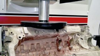 Plan und blank: Eine CNC-Fräsmaschine versetzt die beschädigte Zylinderdichtfläche eines MAN-V12-Diesels wieder in den ursprünglichen Zustand.  (Schoch)