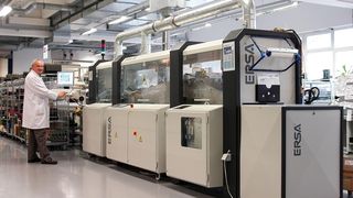 Im Tunnel: Mit der Wellenlötmaschine unter der Schutzgashaube löten. Bilder: ACD (Archiv: Vogel Business Media)