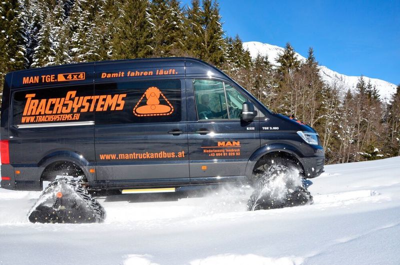 Der TGE 3.180 4×4 Kombi macht auch bei schlammigen Wiesen und schneebedeckten Hängen nicht Halt. Davon profitieren die Betreiber von Almen, Berghotels oder Skiliften, erklärt MAN. (MAN)