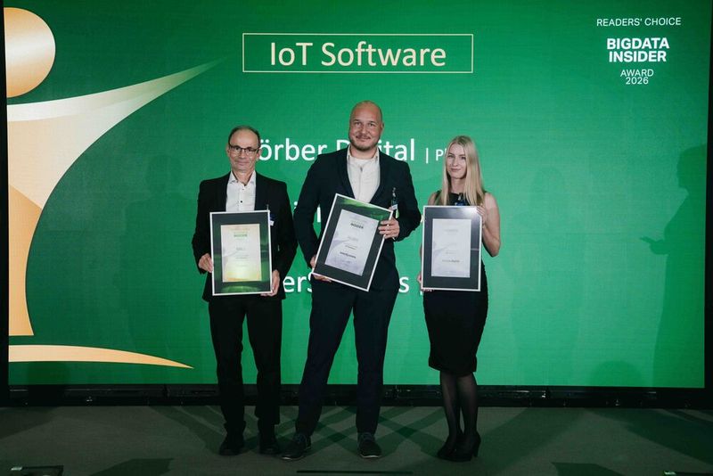 In der Kategorie IoT Software gewinnt InterSystems Silber. Den Preis nimmt Stefan Huffer (in der Mitte) in Empfang. Gold geht an Siemens, im Bild vertreten durch Ulrich Jakobus. Unsere Award-Fee Paulina Schwab nimmt stellvertretend den Preis in Platin für Körber Digital entgegen. (Bild: Manuel Emme Fotografie)