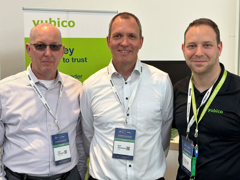 (v. l.) Yogi Schneider (21Unity) mit Rolf Steinbrück und Patrick Schnell (Yubico). (Bild: Vogel IT-Medien)