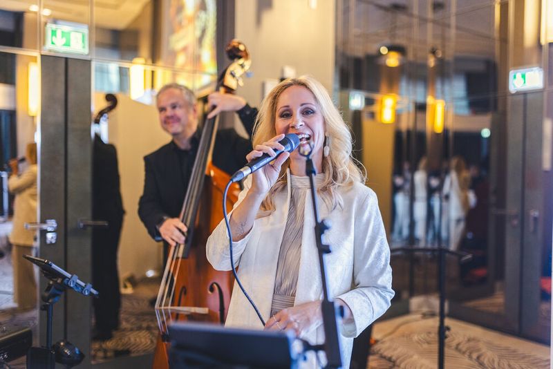 Die Ellingtones nehmen die Gäste musikalisch in Empfang. (© Offenblen.de)