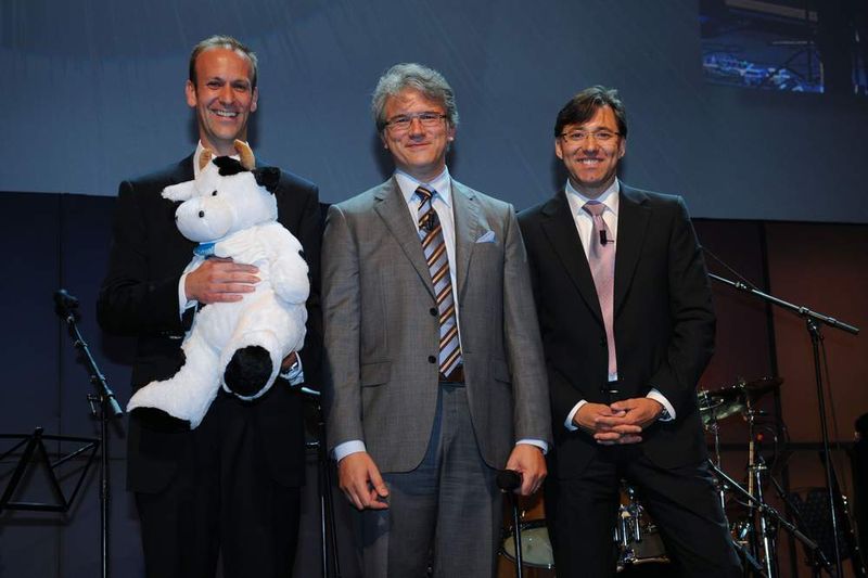 Nach der Preisverleihung mussten auch die Citrix-Manager nicht mit leeren Händen von der Bühne gehen. Peter Goldbrunner (l.), der vor kurzem Vater geworden war, wurde mit der „Cash Cow” von Cema beschenkt. (Archiv: Vogel Business Media)