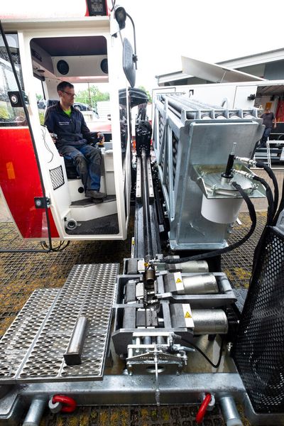 Der Maschinenbediener braucht für die Nachführung des Bohrgestänges sein Führerhaus nicht mehr verlassen. (Bild: Wachendorff Automation / AT-Boretec)