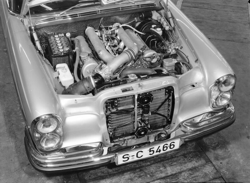 Der V8-Motor wurde mit wenigen Modifikationen von der Repräsentationslimousine 600 (W 100) übernommen. Eine Achtstempel-Einspritzpumpe mit Start- und Warmlaufautomatik, die Gaspedalstellung, Motordrehzahl, Luftdruck und Kühlwassertemperatur berücksichtigt, spritzt den Kraftstoff in die Saugrohre ein. (Daimler AG)