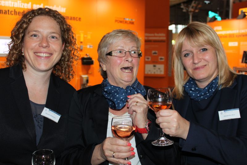 Am Dienstagabend wurde bei der Vogel Business Media am Messe-Stand in Halle 9 traditionell auf eine erfolgreiche Hannover Messe 2014 angestoßen. Gute Gespräche und Live-Musik von der Band „Famos“ sorgten bei den zahlreichen Standpartygästen für eine ausgelassene Stimmung. (Siegl/Vogel Business Media)