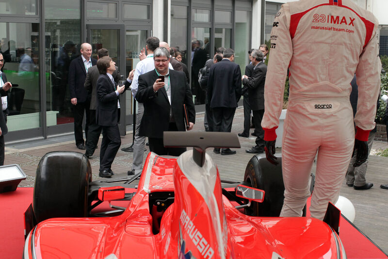 Das Marussia-Formel-1-Auto im Innenhof des Hotels Berlin war der Hingucker für die Besucher. Marussia ist nicht nur Sage ERP X3. Sage ist auch Sponsor des englisch-russischen Formel-1-Rennstalls. (Sage)