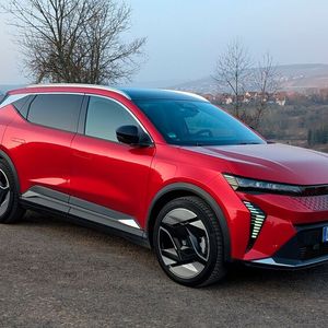 Der Renault Scenic E-Tech kommt im zeitgemäßen Design. Die Lichtsignatur mit den schmalen LED-Scheinwerfern fällt auf. Ein Hingucker sind die in der Version Iconic erhältlichen 20-Zoll-Leichmetallräder mit geschwungenen Linien. (Bild: Mauritz – VCG)