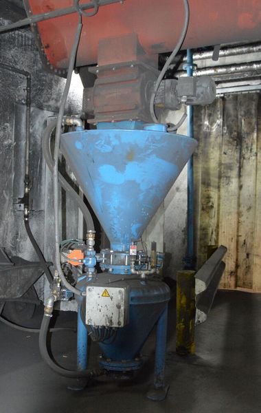 In einer Gießerei überwachen die Drucksensoren die Transportleitungen an einem Sammelbehälter zur Staubentsorgung. (Bild: ipf electronic gmbh)