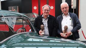 Die beiden Geehrten mit ihren Büsten im August-Horch-Museum: Hans Peter Würsten mit der Metternich-Büste (links) und Eckhart Bartels mit der Maybach-Büste. (Bild: AHG)