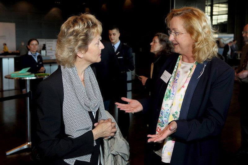 Bundesrätin Eveline Widmer-Schlumpf im Gespräch mit der österreichischen Abgeordneten Maria-Theresia Fekter. (Bild: Europa Forum Luzern)