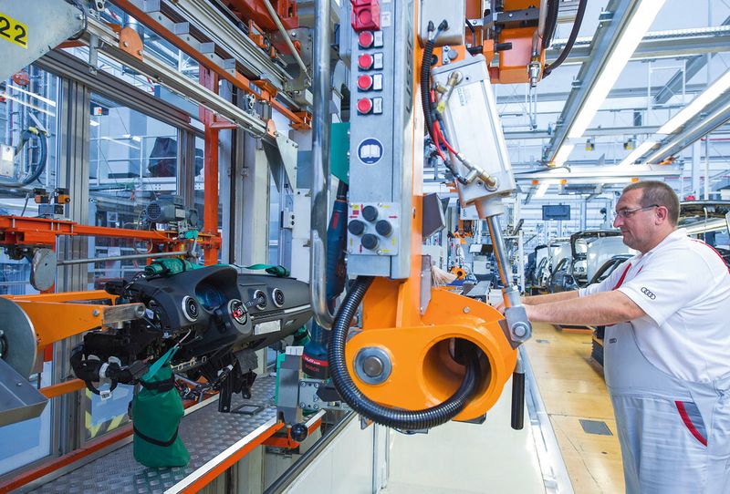 Bild 1: Mit dem Handhabungsgerät kann der Werker das Cockpit praktisch schwerelos transportieren und dann genau im Fahrzeug positionieren. (Bild: Lissmac)