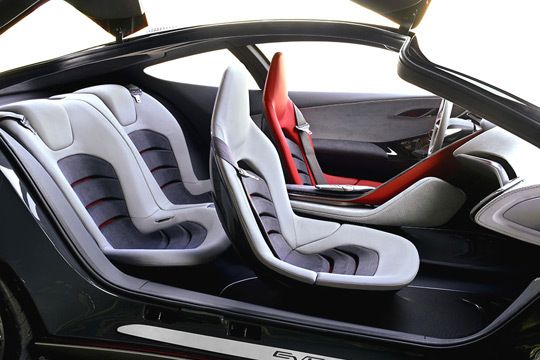 Vier Personen finden in der Studie Platz. (Ford)