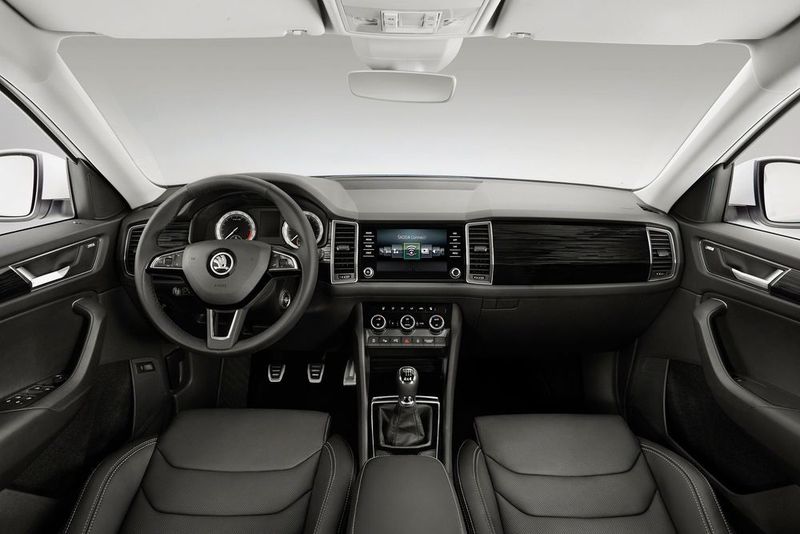 Starke vertikale Elemente wie die vier großen Luftdüsen sind für den Innenraum charakteristisch. Das große Display teilt die Instrumententafel in zwei gleichwertige Zonen für Fahrer und Beifahrer. Für die vorderen Sitze sind zahlreiche Komfortausstattungen erhältlich. Sie sind wahlweise beheizbar, belüftbar und elektrisch einstellbar inklusive einer Memory-Funktion. (Skoda)