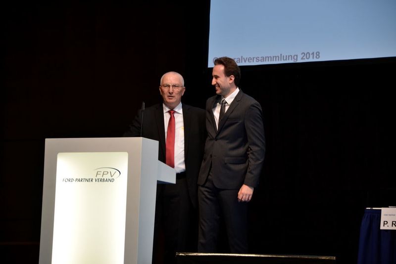 Hans-Georg Schröder, Sprecher des Arbeitskreises Betriebswirtschaft (re.), und Fabio Krause, Geschäftsführer Ford-Partnerverband, berichteten über die betriebswirtschaftliche Situation im Ford-Handel: Die durchschnittliche Umsatzrendite ist 2017 um 0,4 Prozentpunkte auf 1,23 Prozent gesunken. (Mauritz/»kfz-betrieb«)