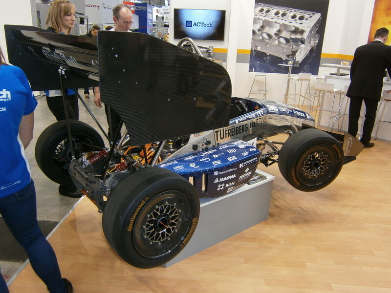 Und ab hier erleben Sie immer wieder, was es sonst noch so auf der Premiere der Moulding Expo zu erleben gab. Mit dabei sind ein Trabi, ein BMW i8, diverser Boliden der Formula Student, ein Rennsimulator, Bauteile, Werkzeugmaschinen und vieles Mehr...die Moulding Expo hat gemäß den Aussagen der Initiatoren ihr Versprechen erfüllt, der Branche eine neue, optimierte Präsentationsplattform zu bieten. (Bild: Königsreuther)
