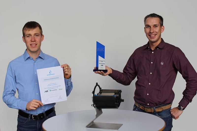 1. Platz in der Kategorie „Produkt und Anwendung“: Das Projekt DEmiL gewinnt den AVK Innovationspreis. Robert Maertens (links) und Steffen Reuter vom Fraunhofer ICT nehmen stellvertretend für das Gemeinschaftsprojekt DEmiL den Preis entgegen. (Fraunhofer ICT)