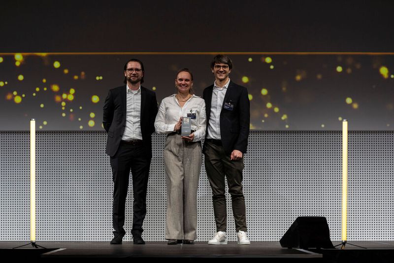 Am Megatrend KI kommt 2025 niemand vorbei – doch den begehrten Award kann nur ein Unternehmen mit nach Hause nehmen: Herzlichen Glückwunsch an Eschbach, deren Smart Solutions die Leser und Nutzer überzeugte. (Bild: VCG / Human)