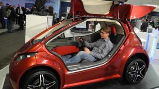 Projektmitarbeiter Robert Stelzer von der Professur Strukturleichtbau und Kunststoffverarbeitung der TU Chemnitz testete den Bedienkomfort des Elektro-Einsitzers Colibri. Das Interieur haben die TU-Wissenschaftler mitgestaltet. (Marcus Hartenstein)