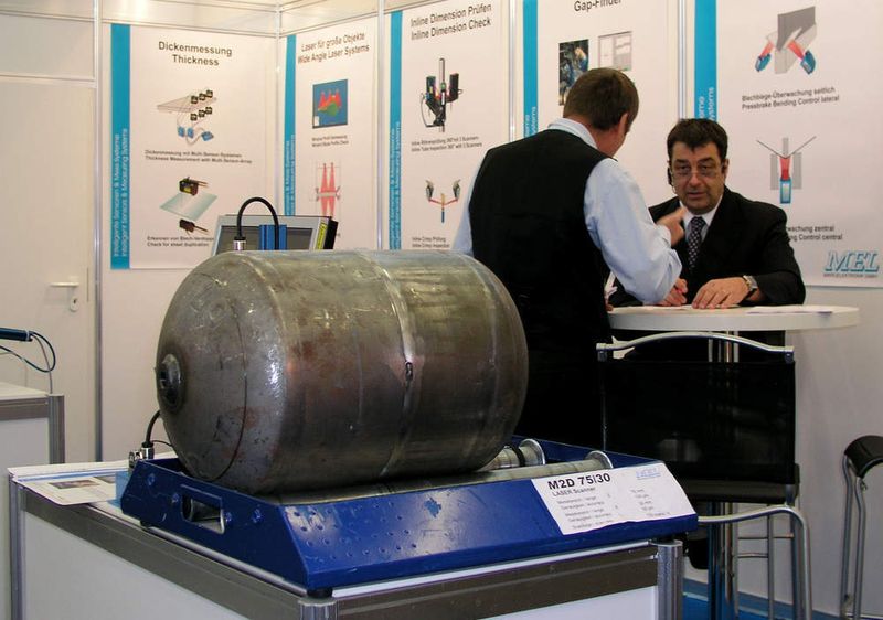 Die Prüfgeräte von MEL messen Wanddicken von Behältern oder genaue Behälterdimensionen.  (Bild: PROCESS)
