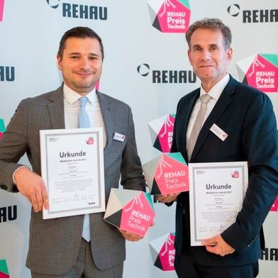 Dr. A. Celik, hier links neben seinem Doktorvater, Prof. Dr. C. Bonten
 (Bild: Rehau/Patrick Pleßgott)