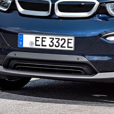 Damit der Umschwung zur E-Mobilität im Kfz-Bereich angekurbelt wird, will die Politik die Stromer noch bis 2035 von der Kfz-Steuer befreien. Gleichzeitig hat die Zahl der neu zugelassenen E-Autos in Deutschland zugenommen. (Bild: BMW)