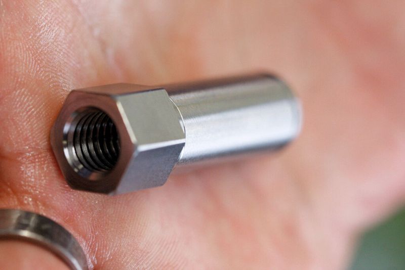 Das soll ein Problemteil sein? Unscheinbar, die fast fertige Buchse wird hunderttausendfach hergestellt. Das Gewinde muss in Übermass gefertigt werden wegen der anschliessenden Schwarz-Nickel-Beschichtung. (Bild: Matthias Böhm)