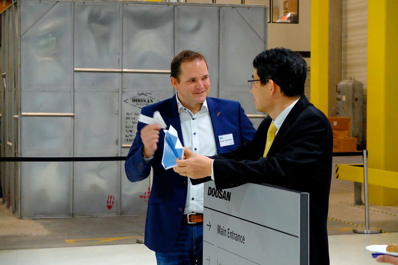 ...manche - hier Joost Verschure aus den Niederlanden im Gespräch  mit Doosan-CEO Henry Kim - die richtige Falttechnik. Allerdings ging es an den Aerospace Days nicht um Papierflieger, sondern um den Einsatz von Zerspanungsmaschinen im Bereich der Luft- und Raumfahrt. Wie... (Gillhuber)