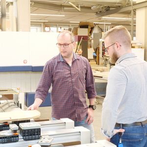 Von links: Markus Hermann ist Geschäftsführer bei Müller Manufaktur. Neben ihm steht Matthias Schmider, Produktmanager bei Schmalz. Beide verfolgen, wie gut die Schmalz-Blocksauger an der SCM-CNC-Bearbeitungsanlage funktionieren, die die Originalsaugsysteme allmählich ersetzen sollen.(Bild:  Schmalz)