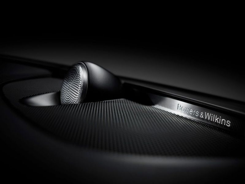 Mitten auf dem Armaturenbrett des Volvo XC90 thront ein Hochtöner, der ein dreidimensionales Klangbild erzeugt und nebenbei in seiner kühlen Techno-Optik wie eine kleine Skulptur wirkt. (Volvo)