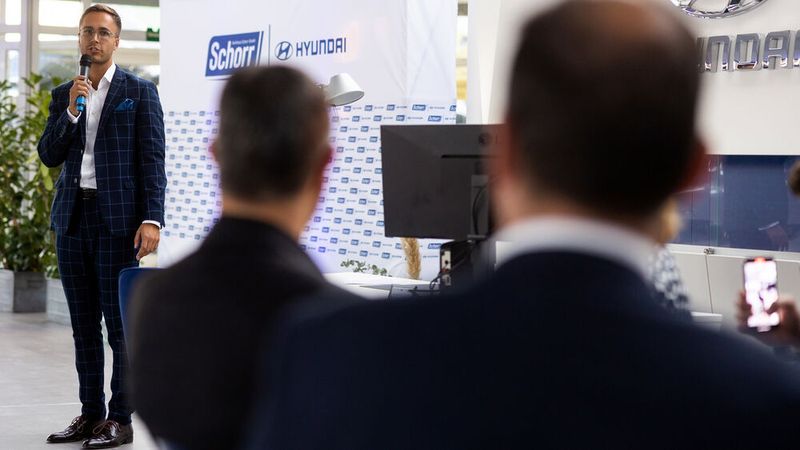 Zahlreiche Gäste begrüßte Schorr zur Einweihungsfeier. (Bild: Autohaus Schorr)