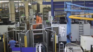 In dieser Fertigung bestückt ein Roboter zwei Hybrid-Fräs-/Drehzentren. Nicht zuletzt dadurch lässt sich ein Mehrschichtbetrieb mit geringem Personaleinsatz 
realisieren.  (Bild: Siemens)