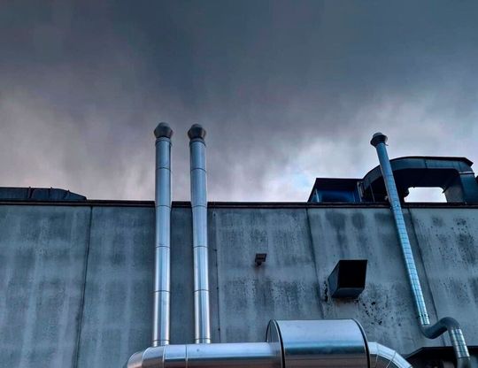 Damit die Luft über deutschen Industriekaminen in Zukunft klarer werden soll, hat der Bundestag am 9. Juli das EU-Gesetz zu strengeren Schadstoffausstoß-Regeln gebilligt.(Bild:  W. Finnigan)