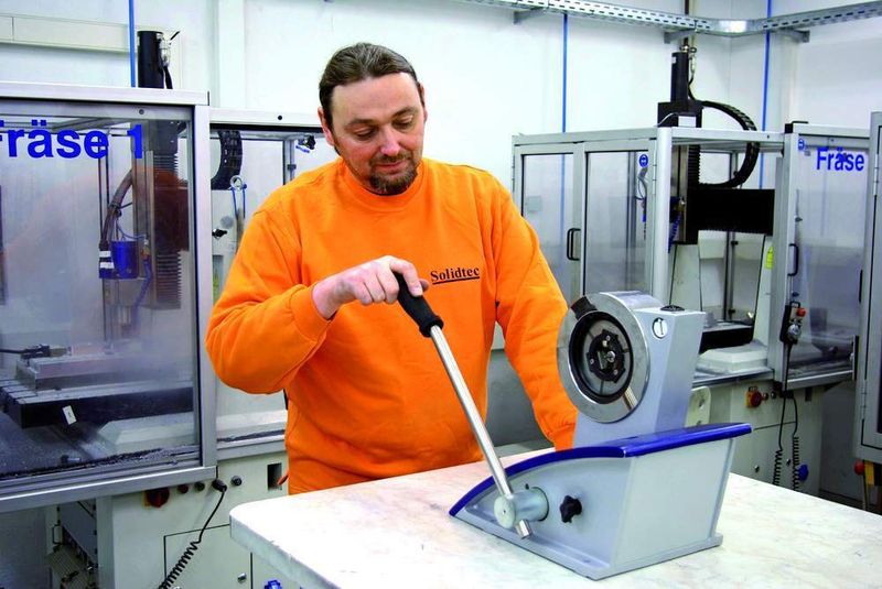 Bild 3: Mit einer Vorrichtung werden Fräser einfach, schnell und genau in die Werkzeughalter gespannt.Bilder: Schunk (Archiv: Vogel Business Media)