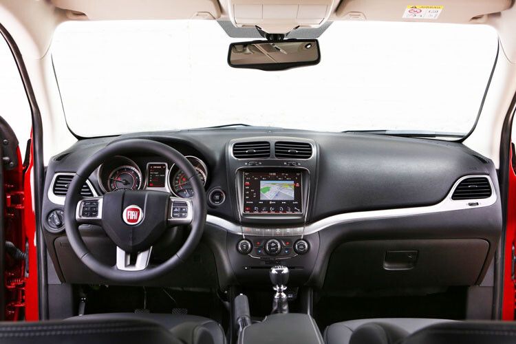 Einfache Bedienung: Das eingebaute Navigationssystem von Garmin lässt sich intuitiv über den großen TFT-Schim auf der Mittelkonsole steuern. (Foto: Fiat)
