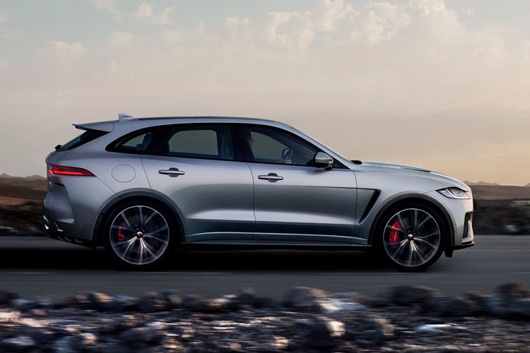 Das Fahrwerk hat progressive Federn, die vorn um 30 und hinten um zehn Prozent steifer ausgelegt sind als bei den übrigen F-Pace-Modellen. (Bild: Jaguar)