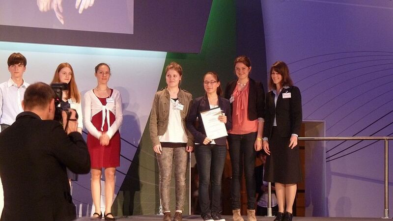 Die Nachwuchs-Wissenschaftlerinnen auf der Bühne der Sonderpreisverleihung von Jugend forscht. (Bild: Dr. Frank Paul, Uni Kiel)