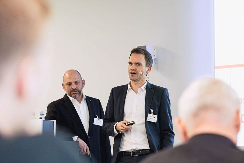 Vice Präsident Sales Karl-Heinz Meitinger (links) und Geschäftsführer Maximiliian Väth von WP Aro erklären die Vorteile einer neue Pumpentechnologie bei abrasiven und korrosiven Medien. (Bild: Stefan Bausewein)