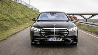 Daimler geht schon beim Motorenprogramm in die Vollen, während die Konkurrenz die Palette teils rigoros zusammengestrichen hat.  (Daimler)